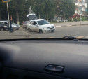 В Новомосковске легковой автомобиль колесом провалился в люк