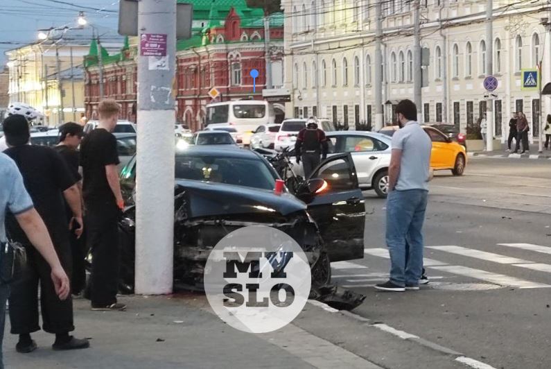 На Советской водитель Mercedes пытался проскочить перекресток и влетел в столб