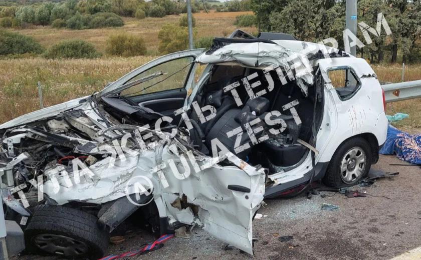 В Тульской области Renault влетел в фуру: двое пострадали, один погиб