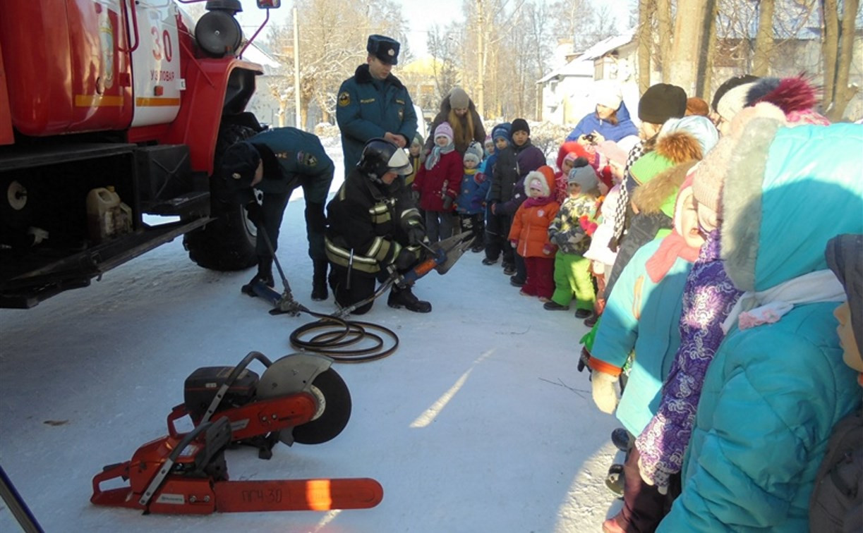 Узловские спасатели провели показательные выступления для детей