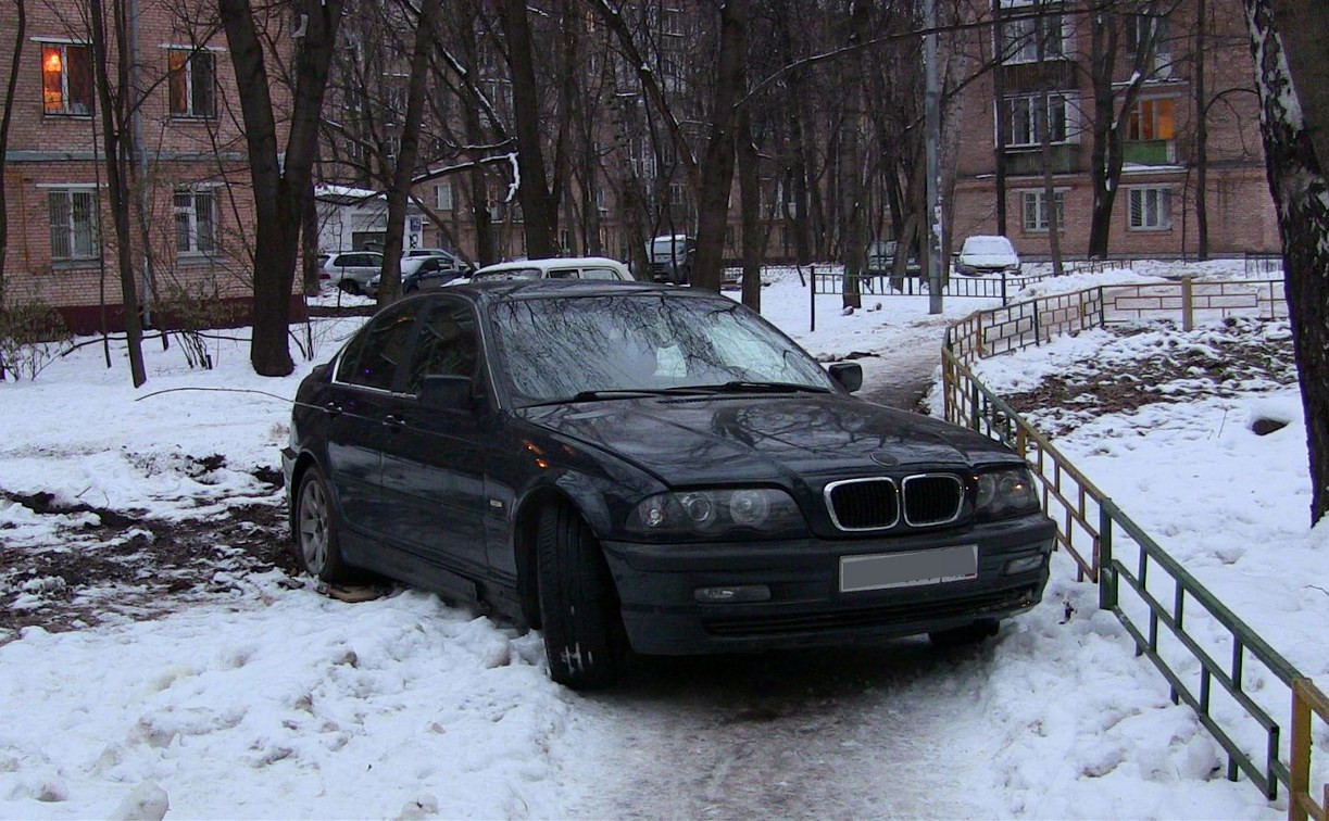 Туляк пожаловался в ГИБДД на припаркованный на тротуаре BMW
