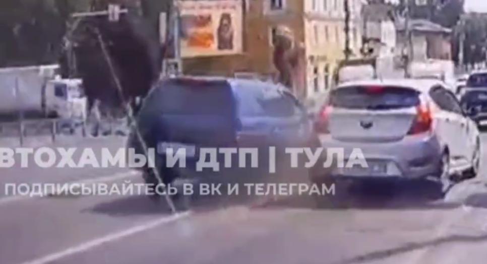 Момент массового ДТП на улице Октябрьской в Туле попал на видео 