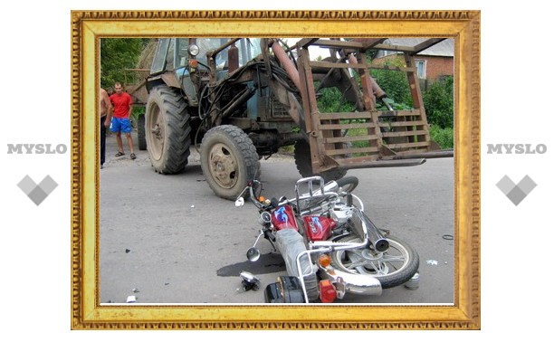 В Туле при столкновении мопеда и трактора погиб ребенок