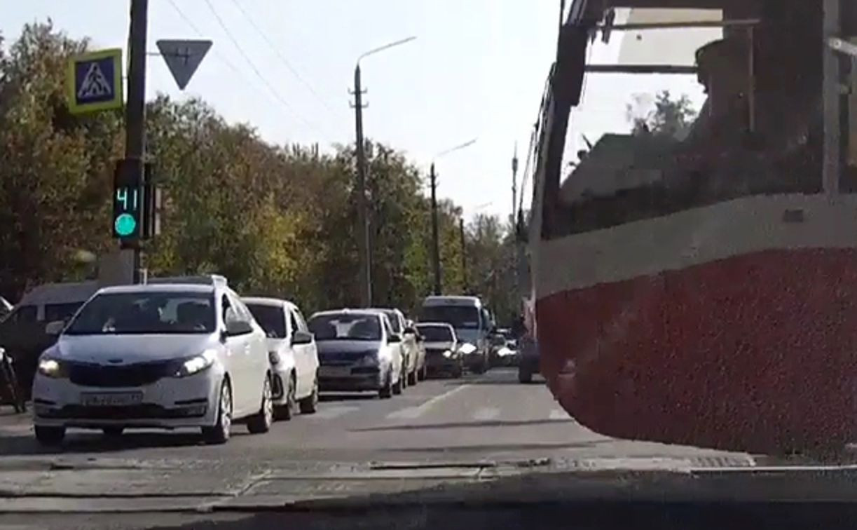 На ул. Плеханова трамвай важно проехал на красный