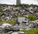 В поле под Алексином неизвестные складируют строительные отходы