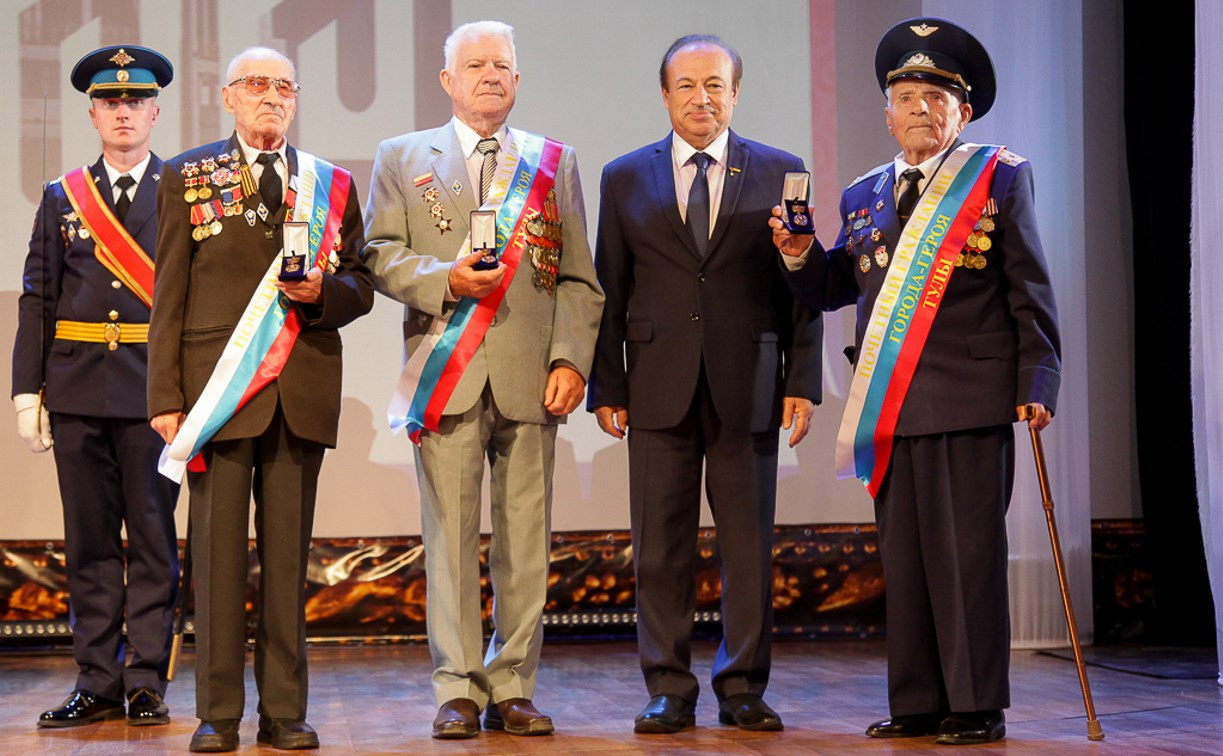Тульским ветеранам вручили знаки «Почётный гражданин города-героя Тулы»