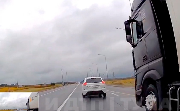 В Тульской области фура «закусилась» с легковушкой