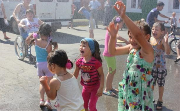 Тульские спасатели устроили "водный флешмоб" для детей-беженцев
