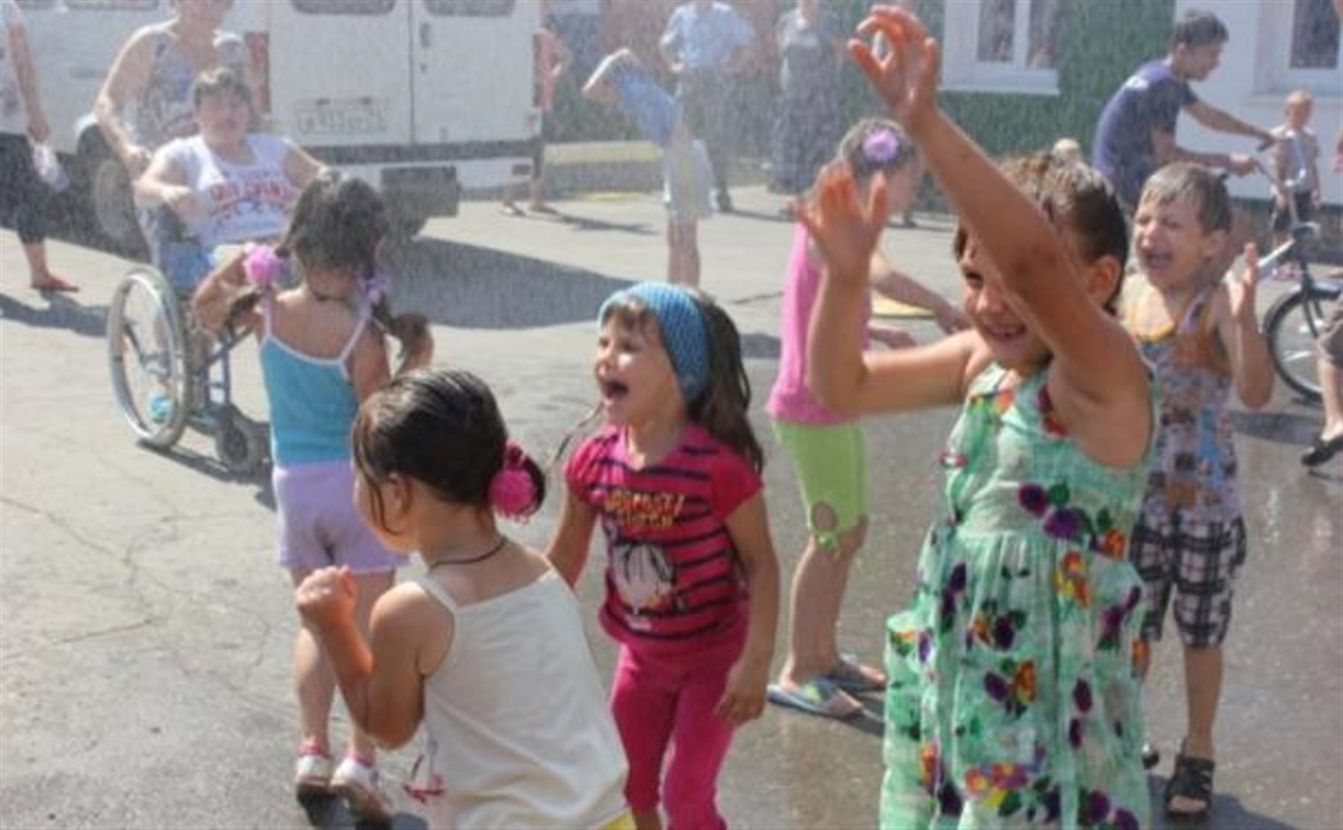 Тульские спасатели устроили "водный флешмоб" для детей-беженцев
