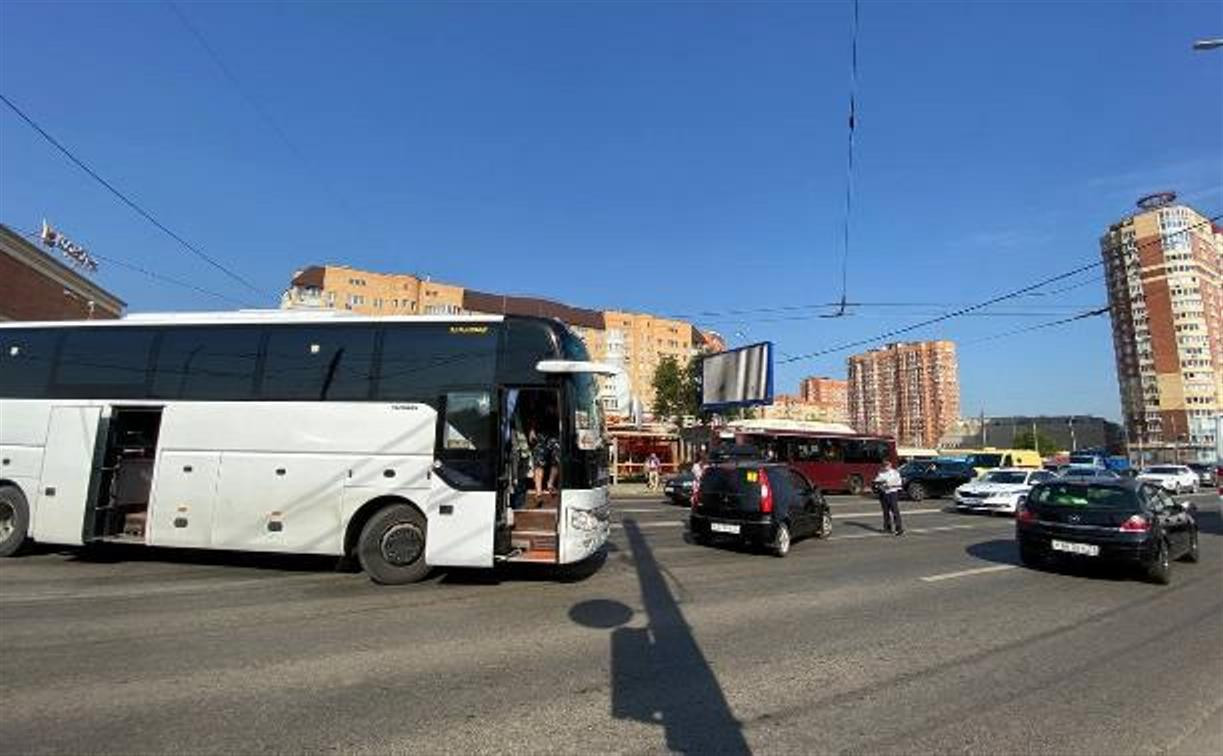 Хаос из-за отключенного светофора: ДТП с автобусом на Зеленстрое попало на видео 