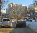 На ул. Михеева на проезжей части «припарковали» мусорный контейнер