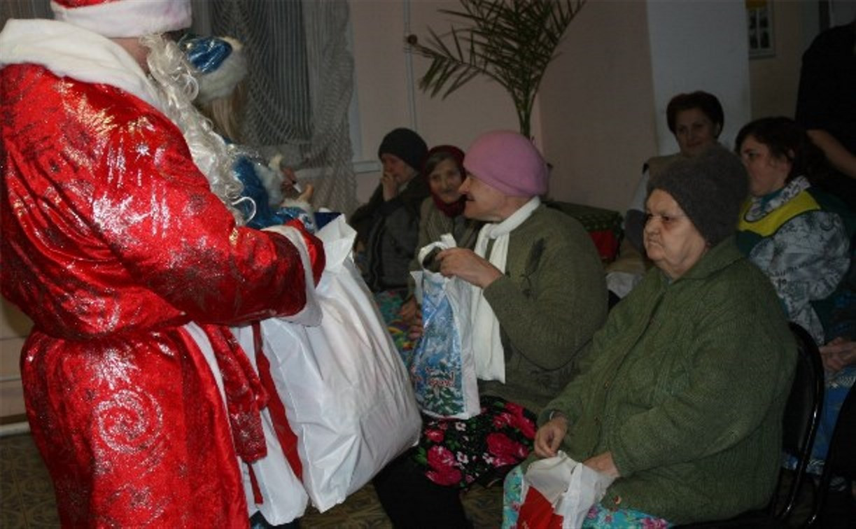 Волонтеры готовят новогодние подарки в дома престарелых