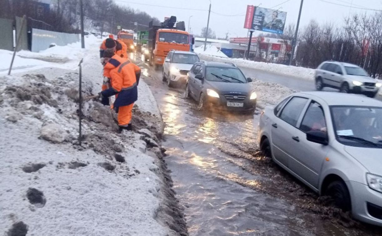 Для недопущения серьезных подтоплений на дорогах Тулы расчищают от снега ливневки