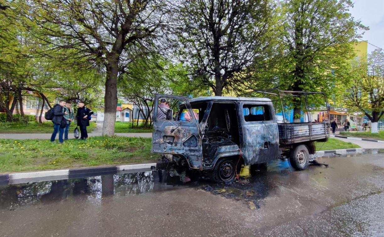 В Туле рядом с ТЦ «Демидовский» загорелся УАЗ «головастик»