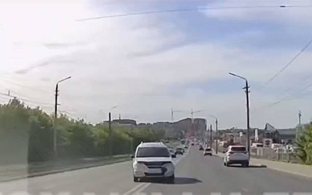 В Туле водитель легковушки внезапно вылетел на встречку