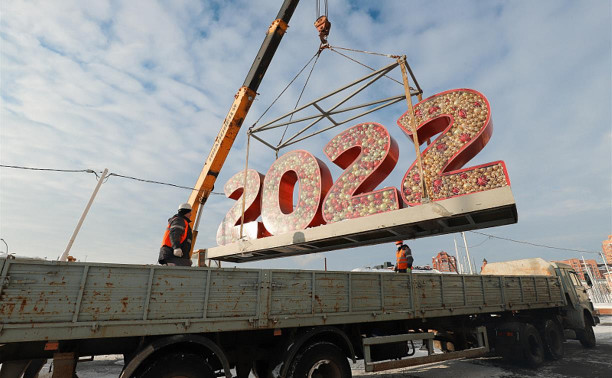 В Туле с площади Ленина увезли новогоднюю конструкцию «2022»