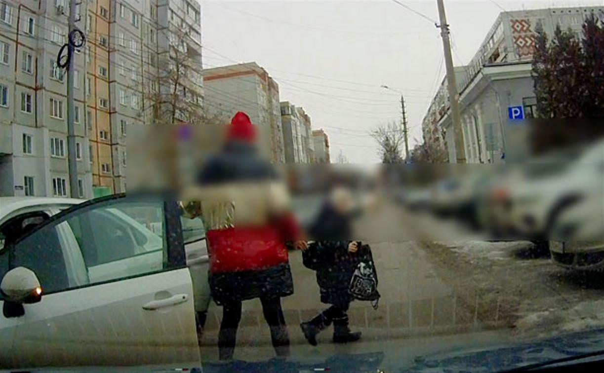 «Накажи автохама»: на ул. Революции водитель высадила детей под колеса встречных авто