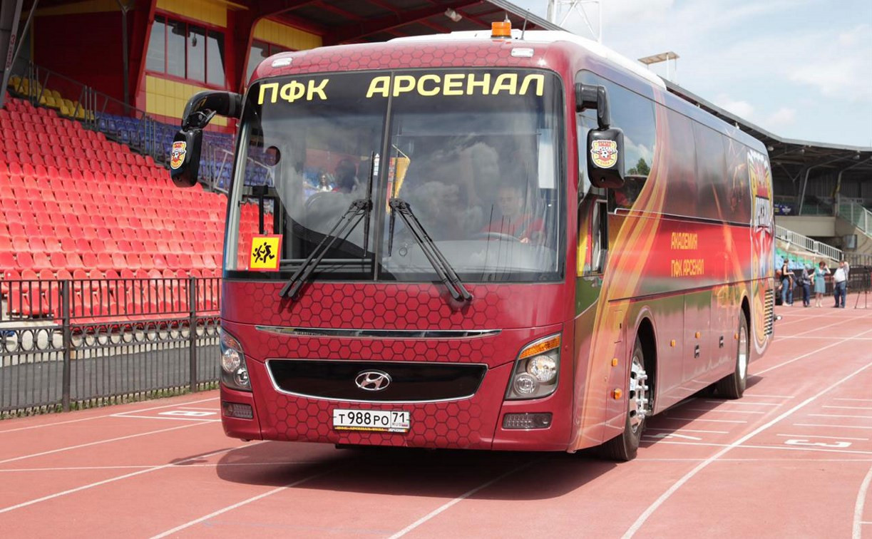 Губернатор передал автобус юным футболистам из академии «Арсенал»
