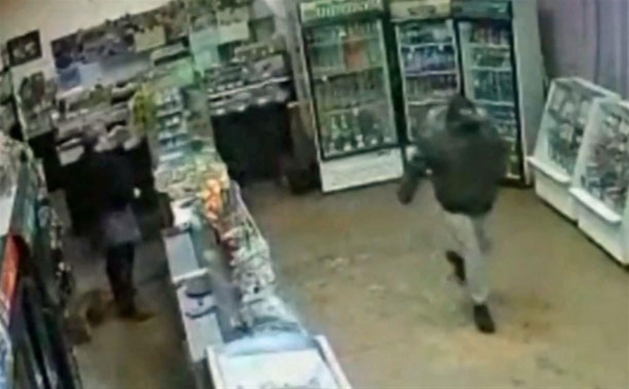В Узловой ранили ножом продавца: вооруженное нападение на магазин сняла камера видеонаблюдения
