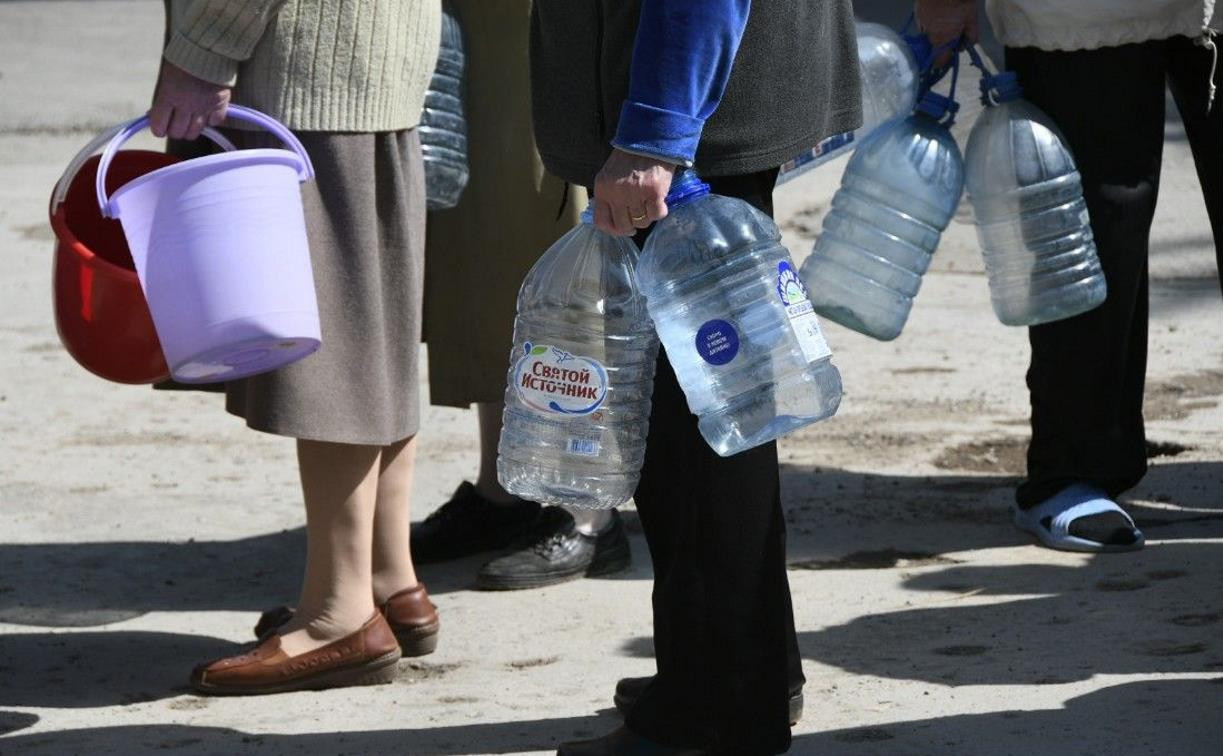 Жителям Привокзального округа раздают воду