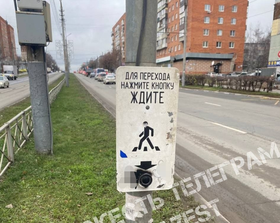 На ул. Ложевой кнопка светофора бьет током пешеходов