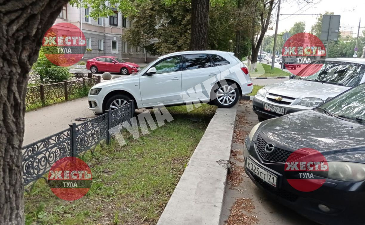 На ул. Первомайской водитель Audi «припарковался» на забор