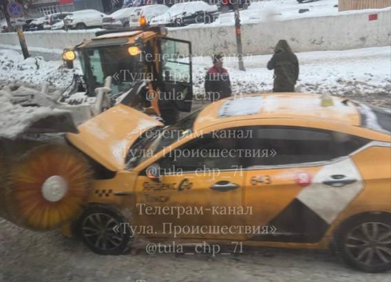 Около Московского вокзала в Туле такси заехало под снегоуборочную машину
