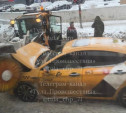 Около Московского вокзала в Туле такси заехало под снегоуборочную машину