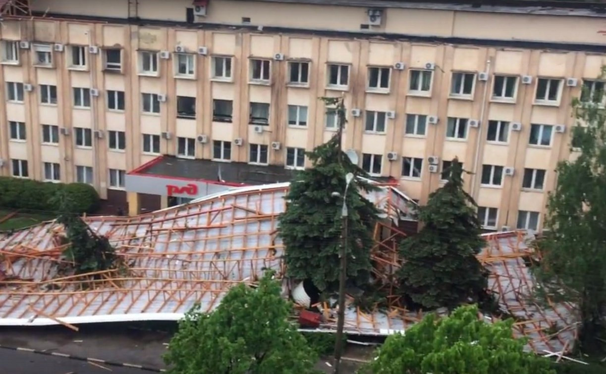 В Туле ветер сорвал крышу со здания РЖД