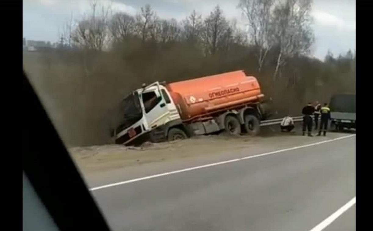 Под Тулой в кювет вылетел бензовоз 