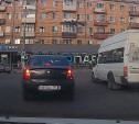 Водитель тульской маршрутки нарушил ПДД и чуть не спровоцировал аварию: видео