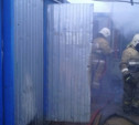 Возле Тульского суворовского училища загорелся строительный вагончик