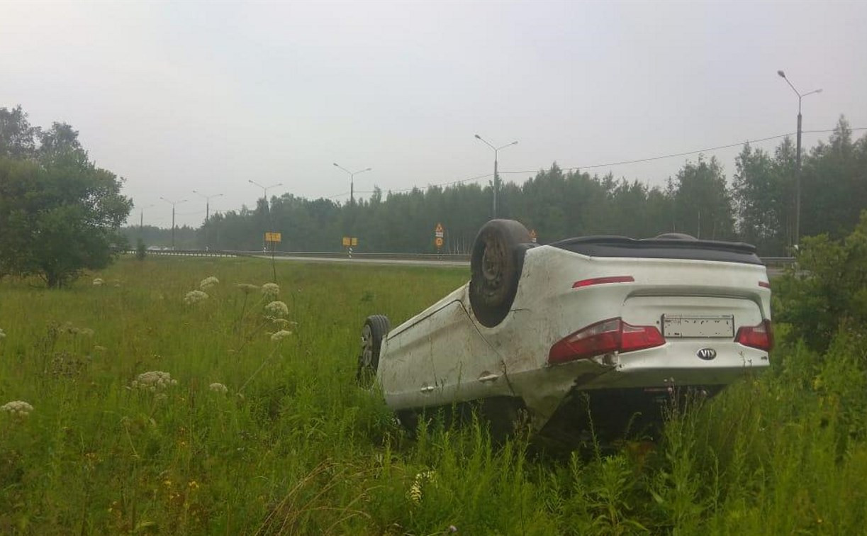 На трассе М-2 в Тульской области Kia Rio опрокинулся на крышу