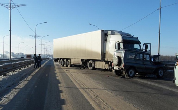 На мосту в Алексине столкнулись УАЗ и грузовик