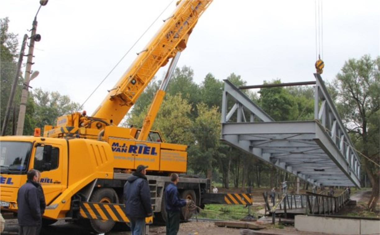 В Баташёвском парке устанавливают перекидной мост