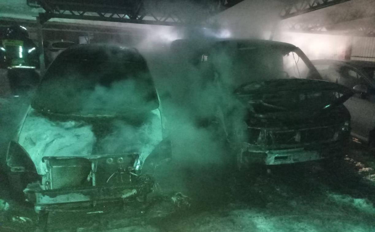 В Богородицке на охраняемой стоянке подожгли два автомобиля: возбуждено уголовное дело