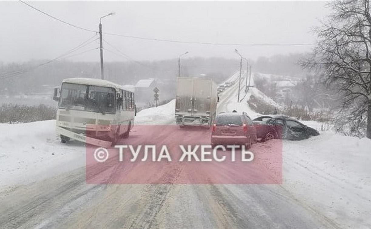 Под Тулой водитель «Тойоты» протаранил автобус и «Шкоду»