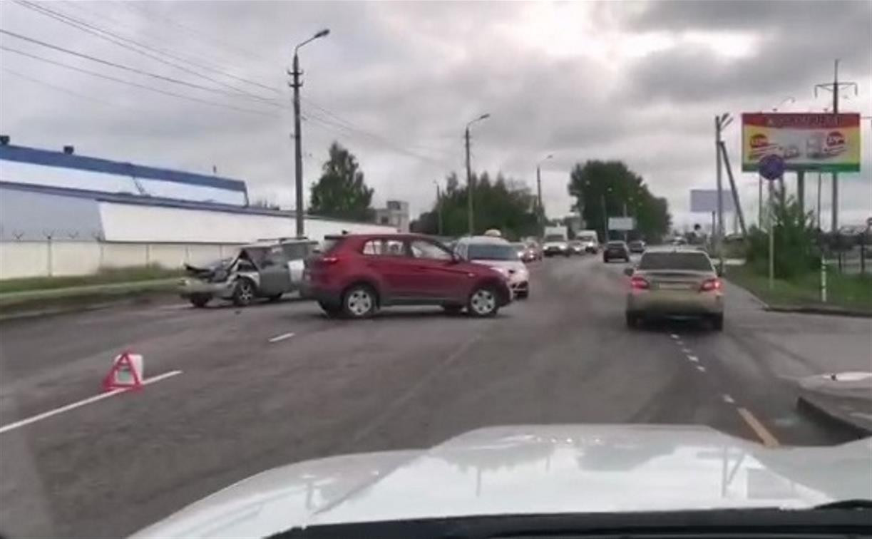 На Одоевском шоссе в Туле столкнулись две легковушки