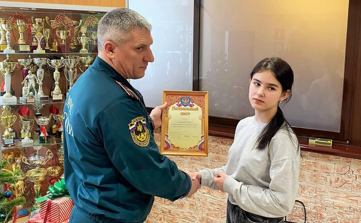 В Суворове наградили 14-летнюю девочку за спасение младшего брата из пожара