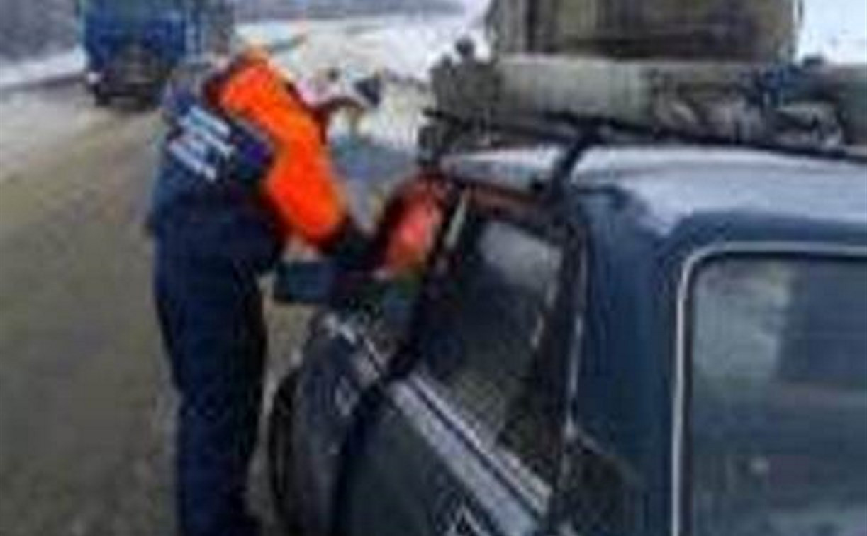 Под Щёкино «семерка» врезалась в трактор, который чистил дорогу от снега