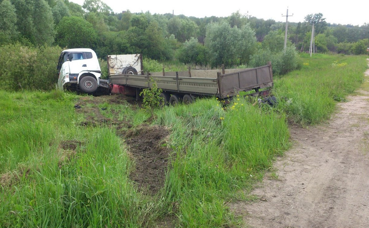 В Алексинском районе пьяный водитель грузовика устроил «дрифт» на дороге и оказался в кювете