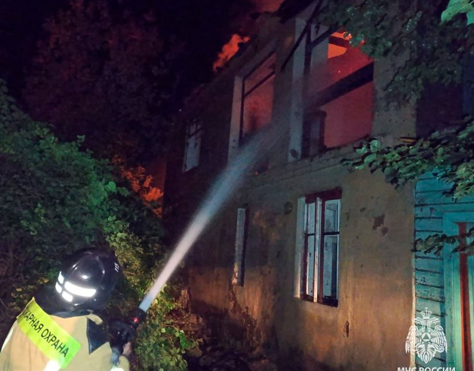 Крупный пожар в Суворове: двести «квадратов» тушили 15 человек