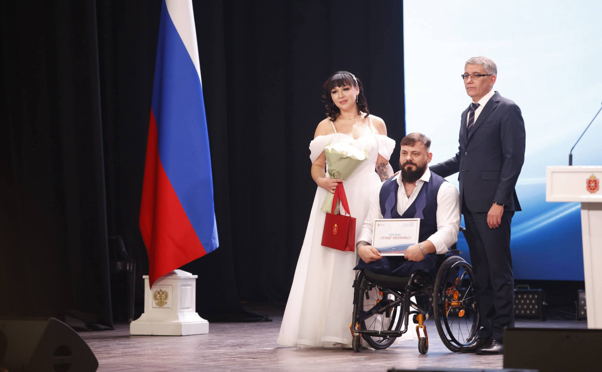 Дмитрий Миляев поздравил с бракосочетанием тульского десантника, потерявшего ноги на СВО