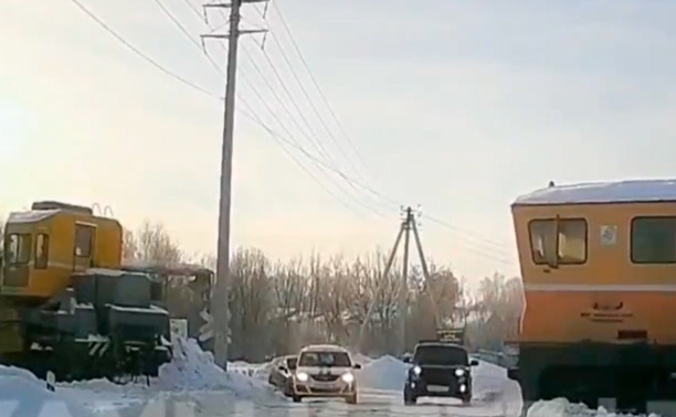 В Щекино водитель «Нивы» не дождался тепловоза