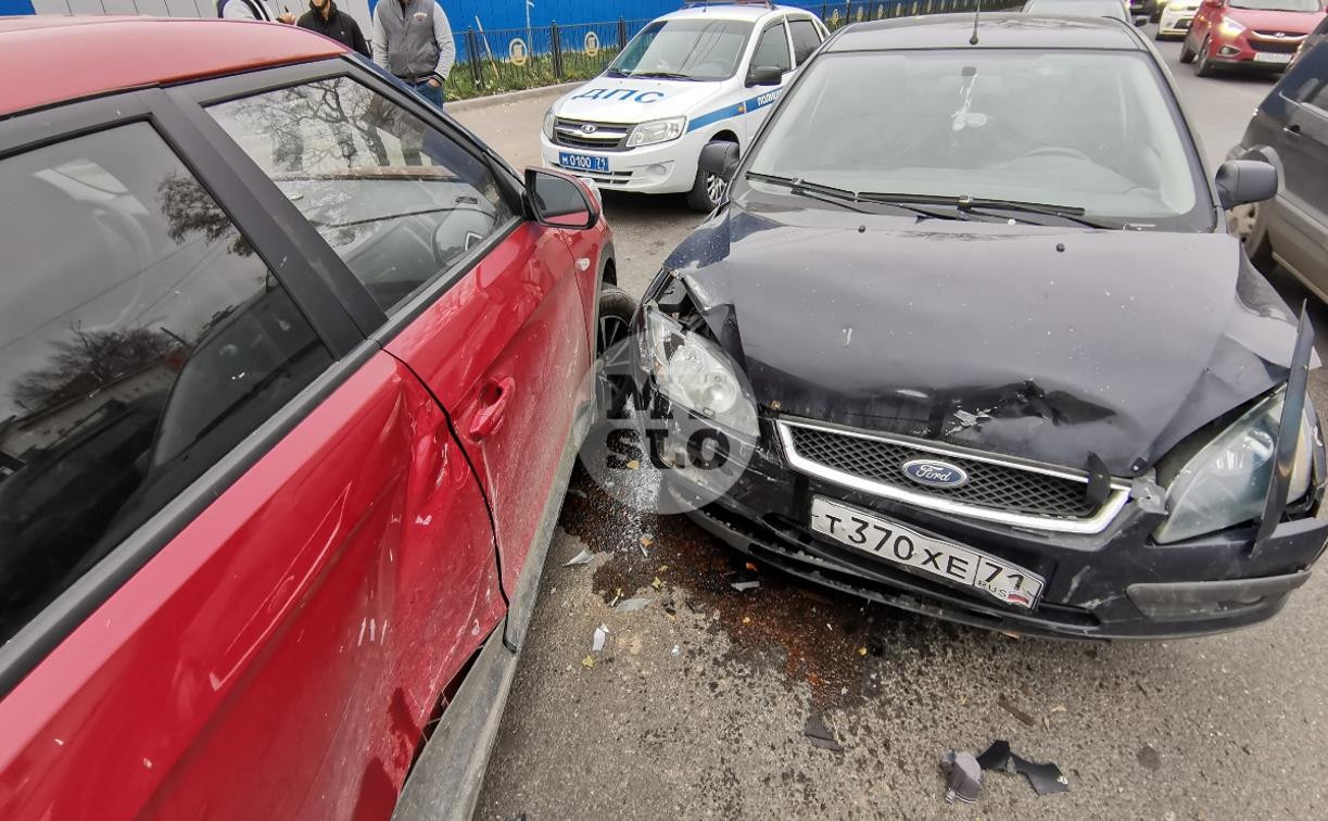 В Туле столкнулись Ford и Hyundai: пострадала женщина