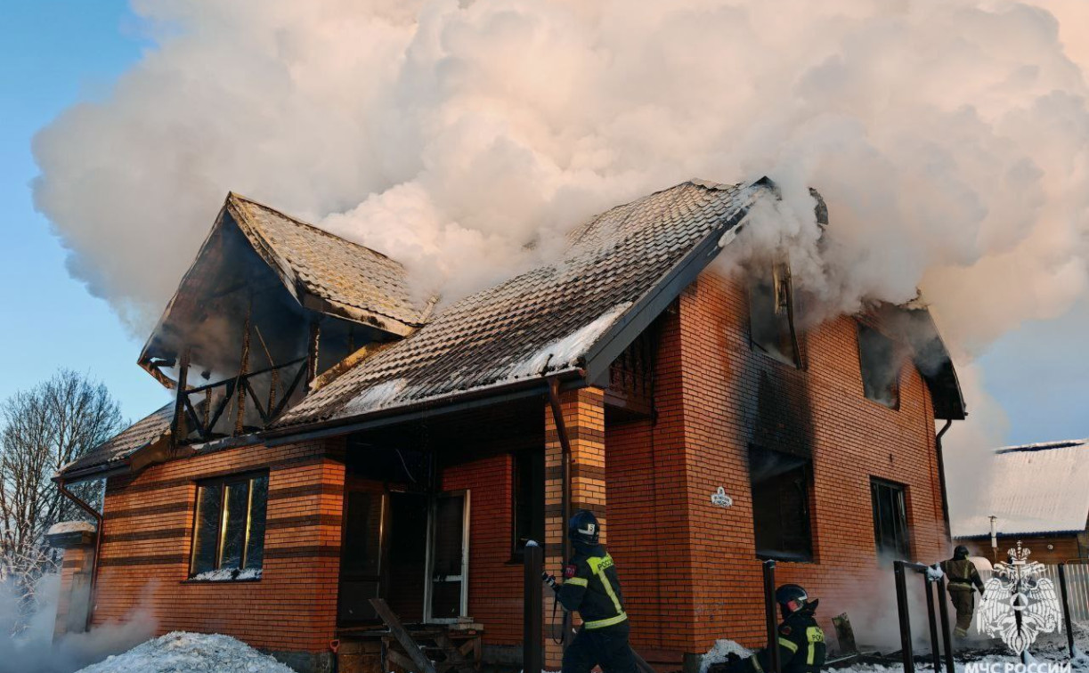 Огнеборцы потушили двухэтажный дом в д. Хопилово