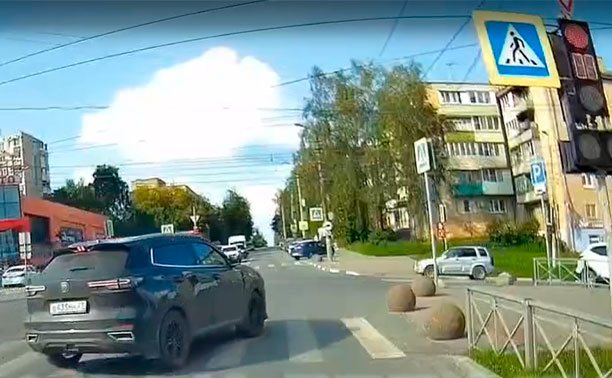 На ул. Демидовской водитель уверенно проехал на красный