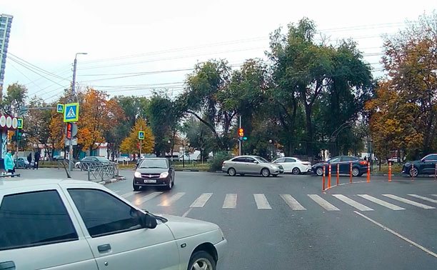 На ул. Кауля водитель ВАЗа наплевал на ПДД и дорожную разметку