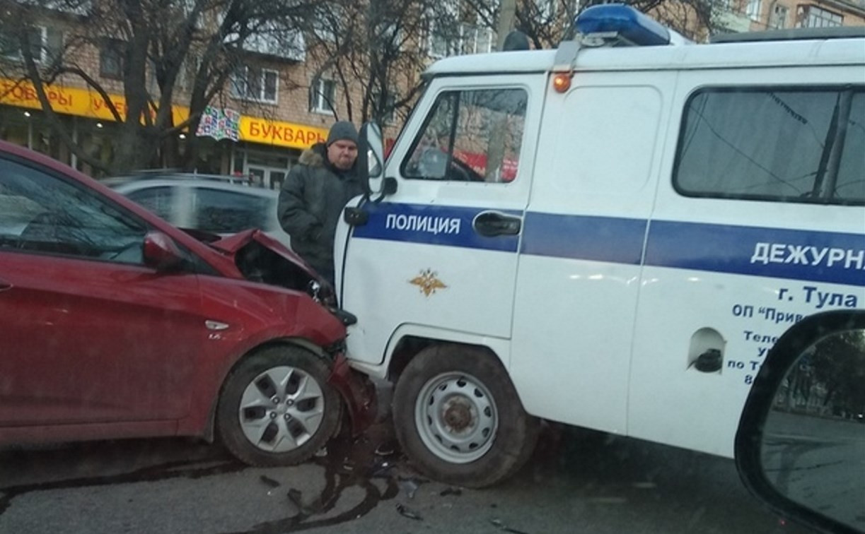 На улице Первомайской в Туле легковушка столкнулась с полицейским «УАЗом»