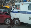 На улице Первомайской в Туле легковушка столкнулась с полицейским «УАЗом»